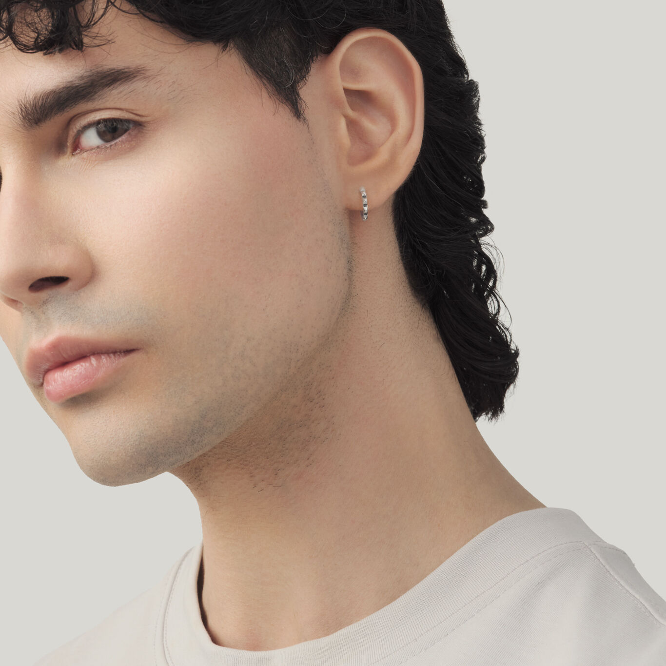 Mini Pendientes De Aro Con Tachuelas