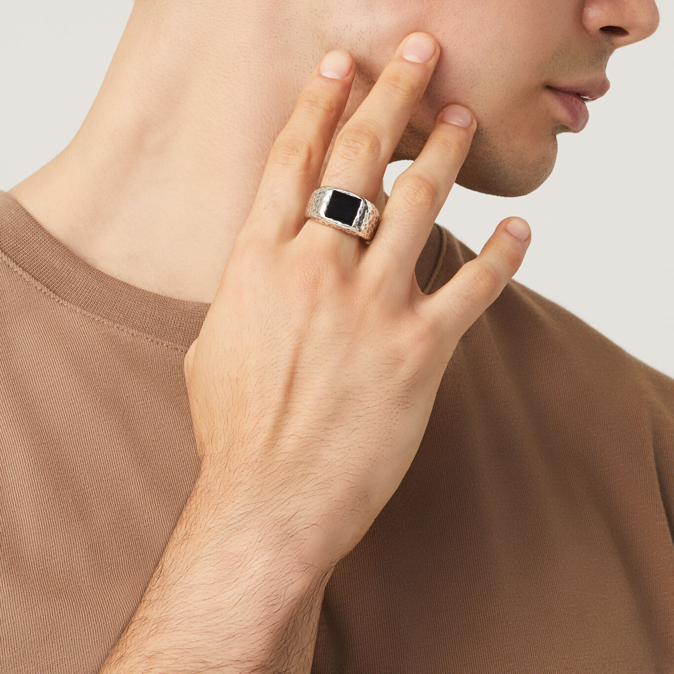 Anillo Martillado Cuadrado &Oacute;nice