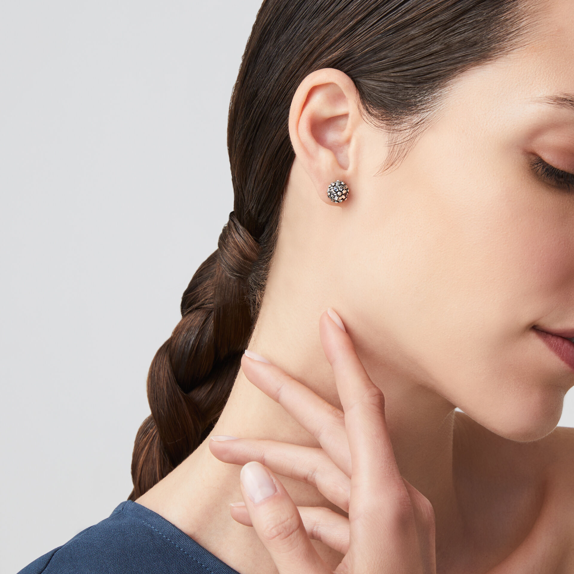 Daisies Shine Small Earrings image number 1