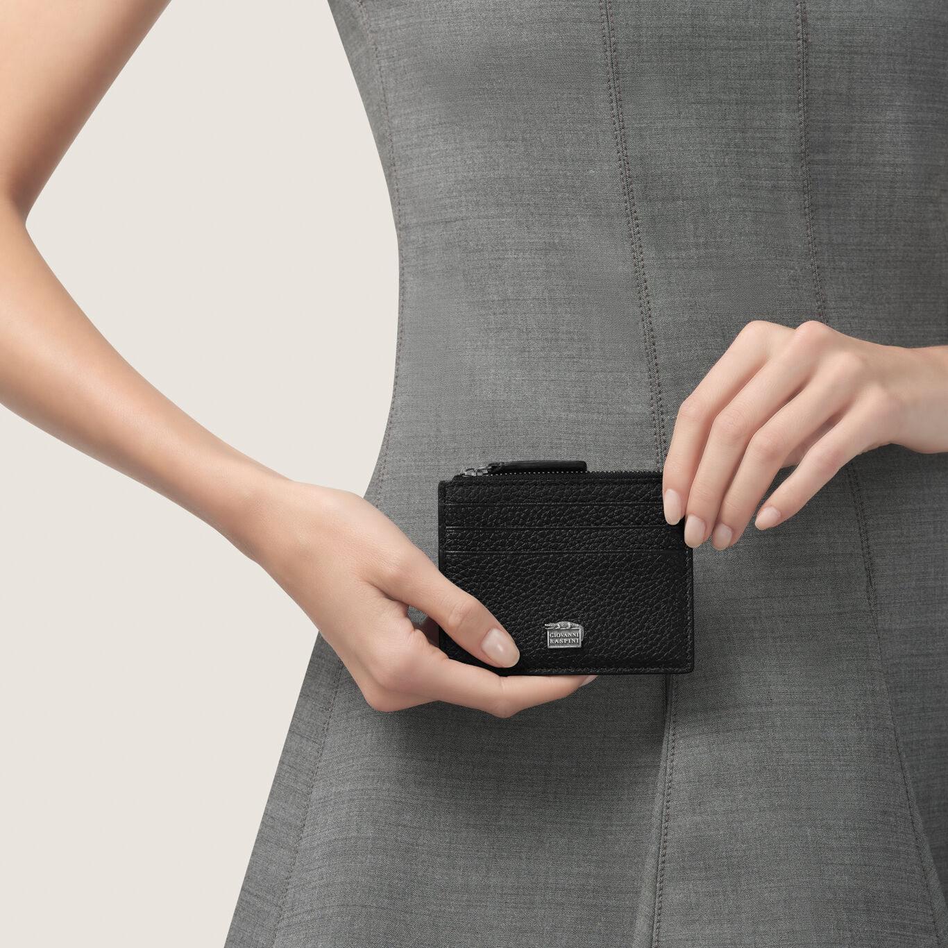 Embossed Leather Card Holder with zip closure, Leather cardholder with iconic sterling silver decoration_image number 5_Giovanni Raspini