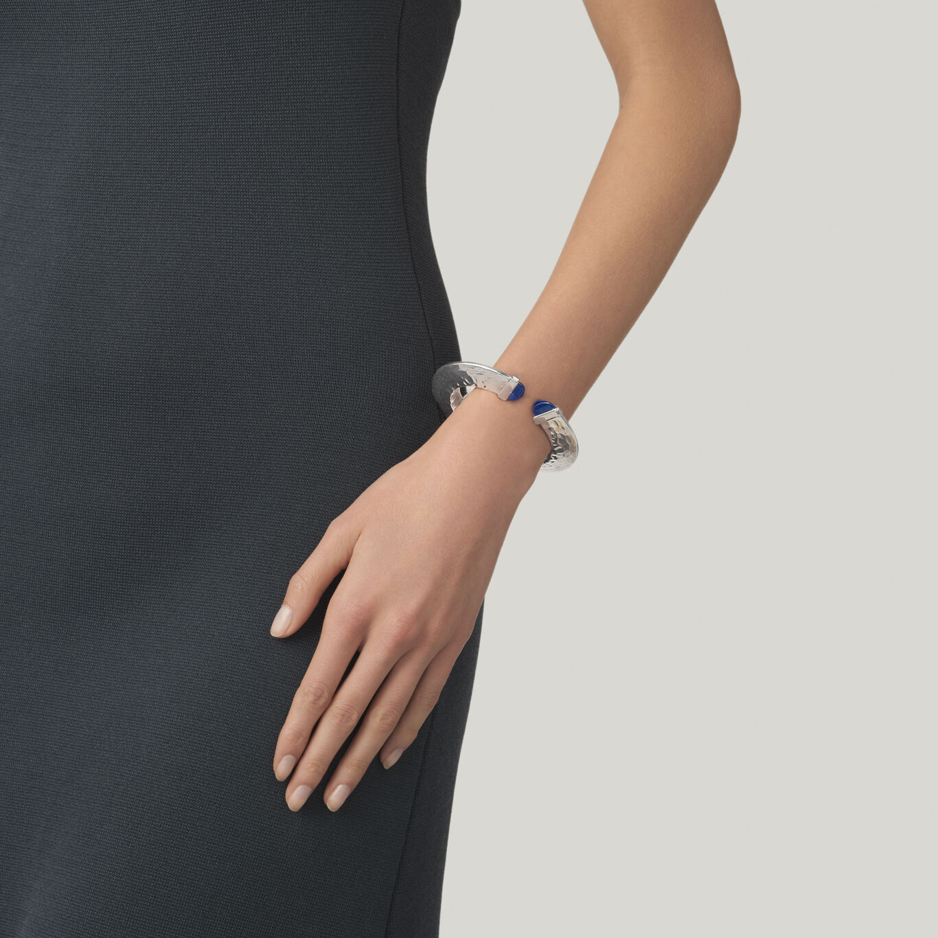 Bangle Blue Blade Grande, Bracciale rigido in Argento 925 e cristalli blu_image number 1_Giovanni Raspini