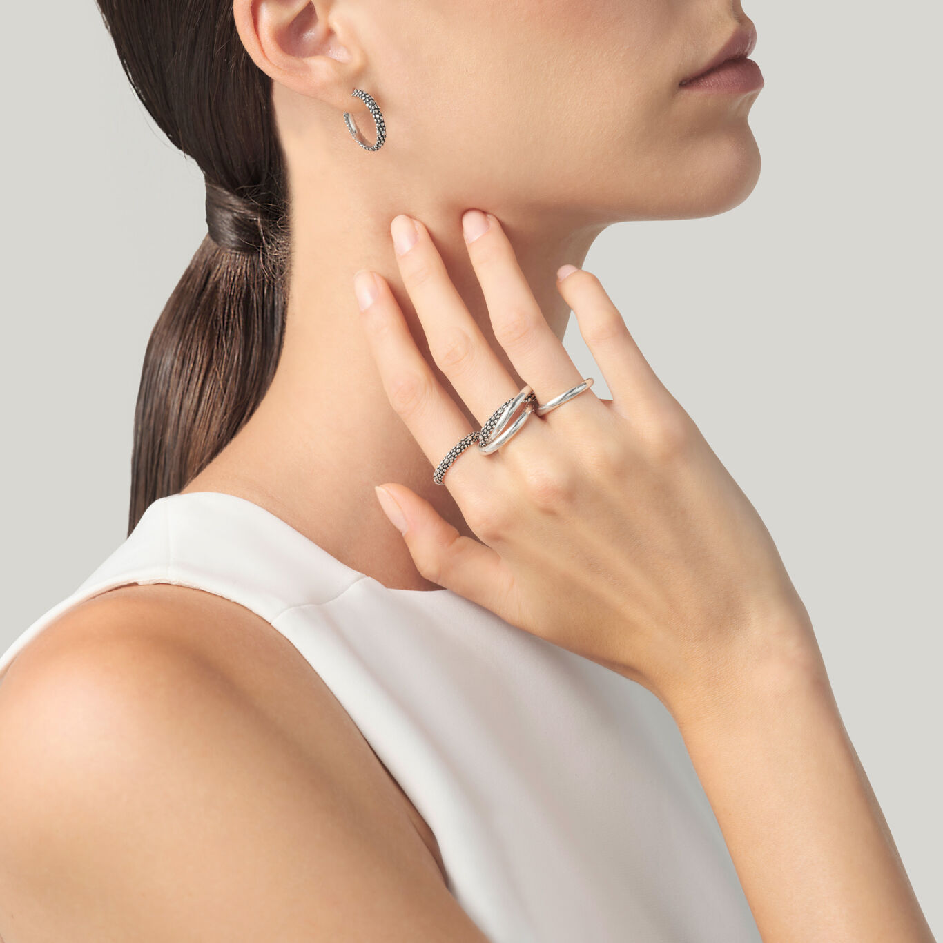 Perlage Small Hoop Earrings, Earrings in Sterling Silver_image number 2_Giovanni Raspini