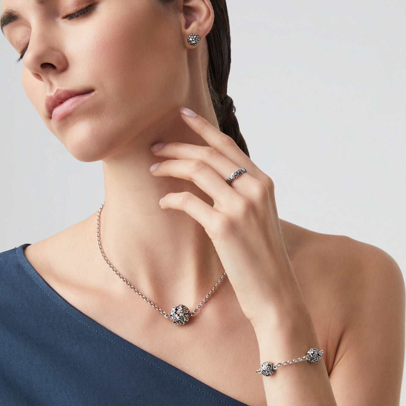 Daisies Shine Band Ring, Ring in Sterling Silver_image number 2_Giovanni Raspini