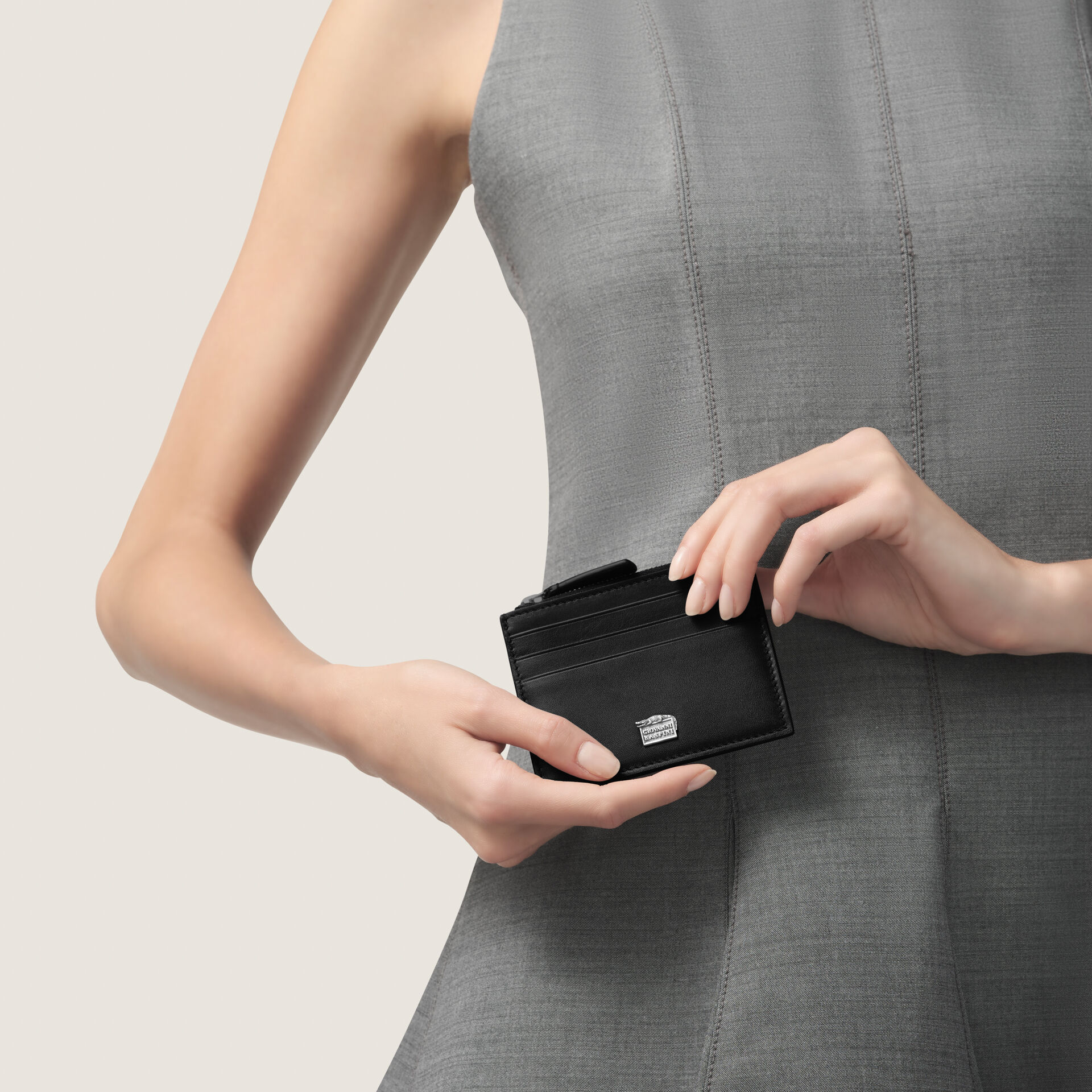 Smooth Leather Card Holder with zip closure image number 5