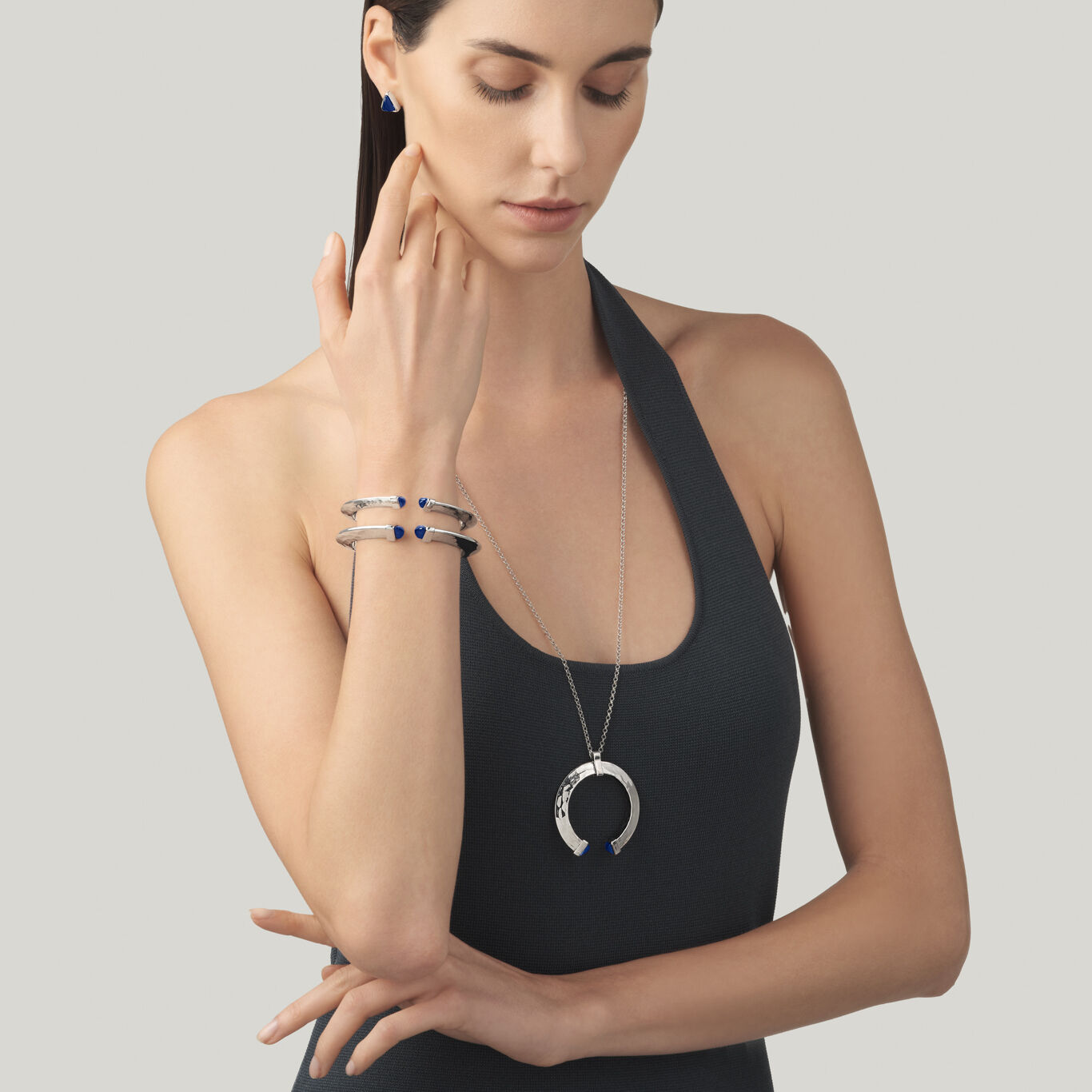 Blue Blade Small Bangle, Bangle in Sterling Silver with blue crystals_image number 2_Giovanni Raspini