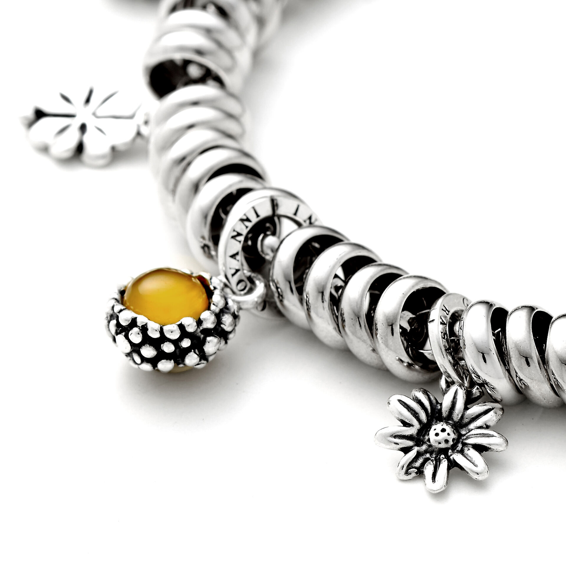 Daisy Mini Charm image number 1