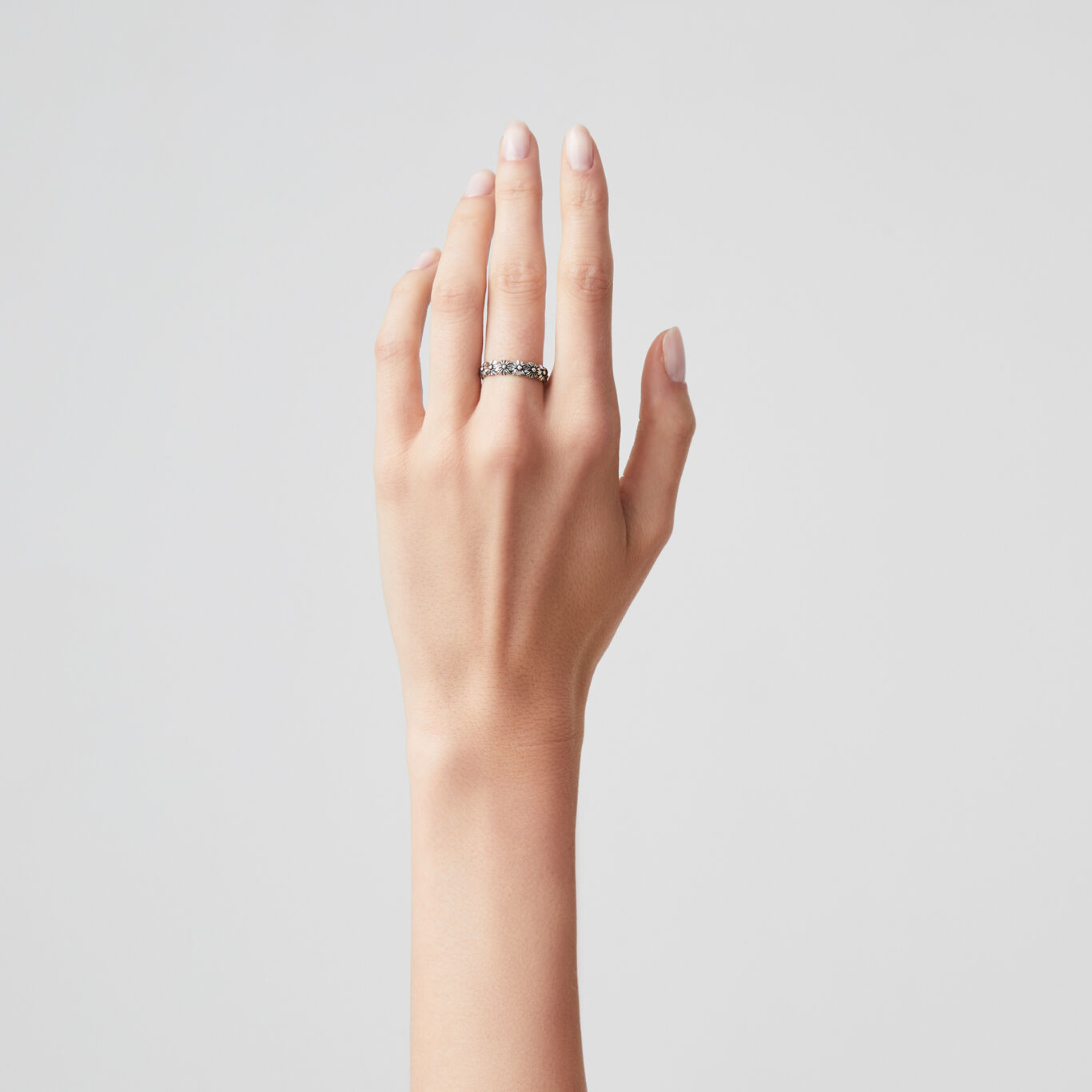 Daisies Shine Band Ring