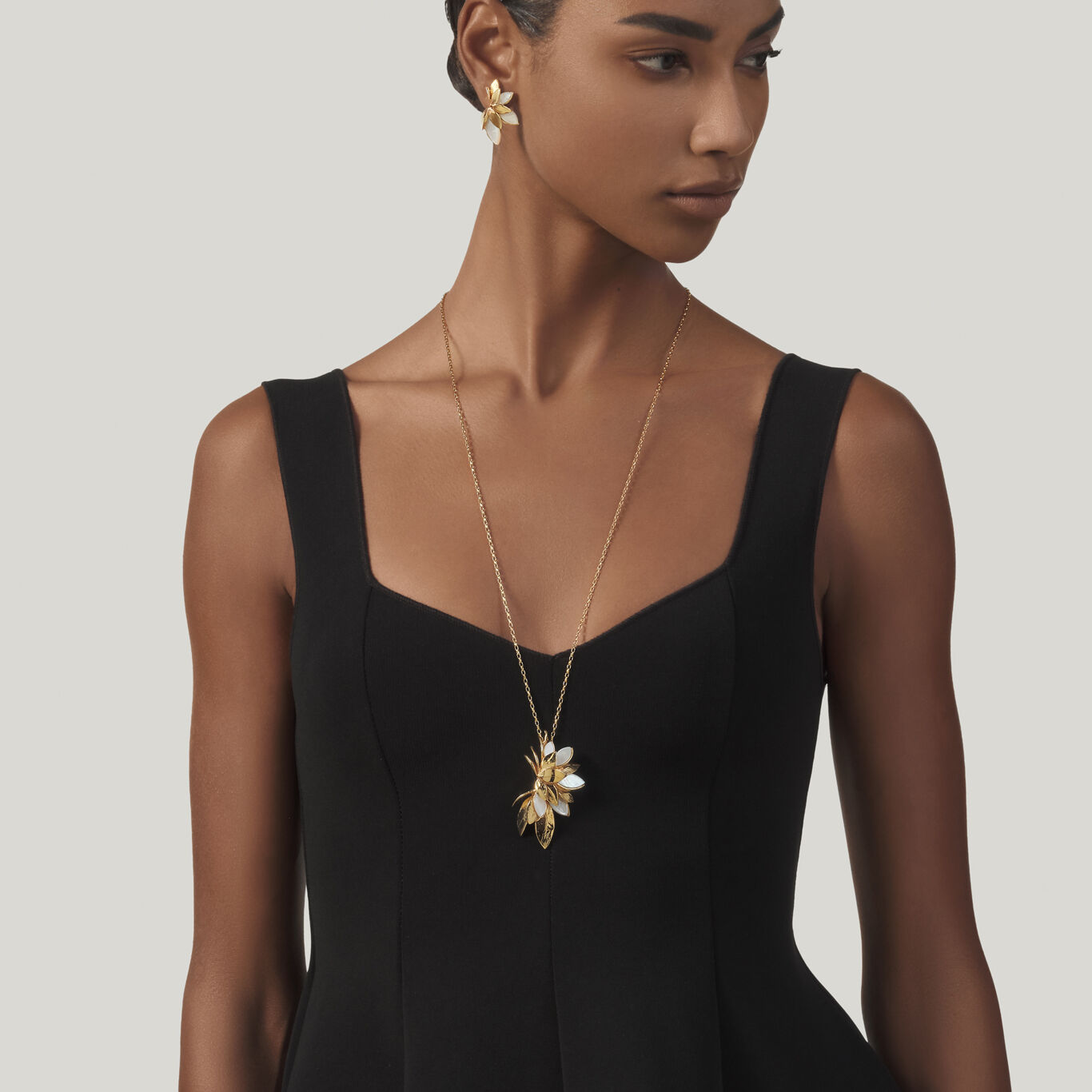 Pendente Skin Madreperla, Collana in Argento 925 placcato oro 18 kt e madreperla_image number 2_Giovanni Raspini