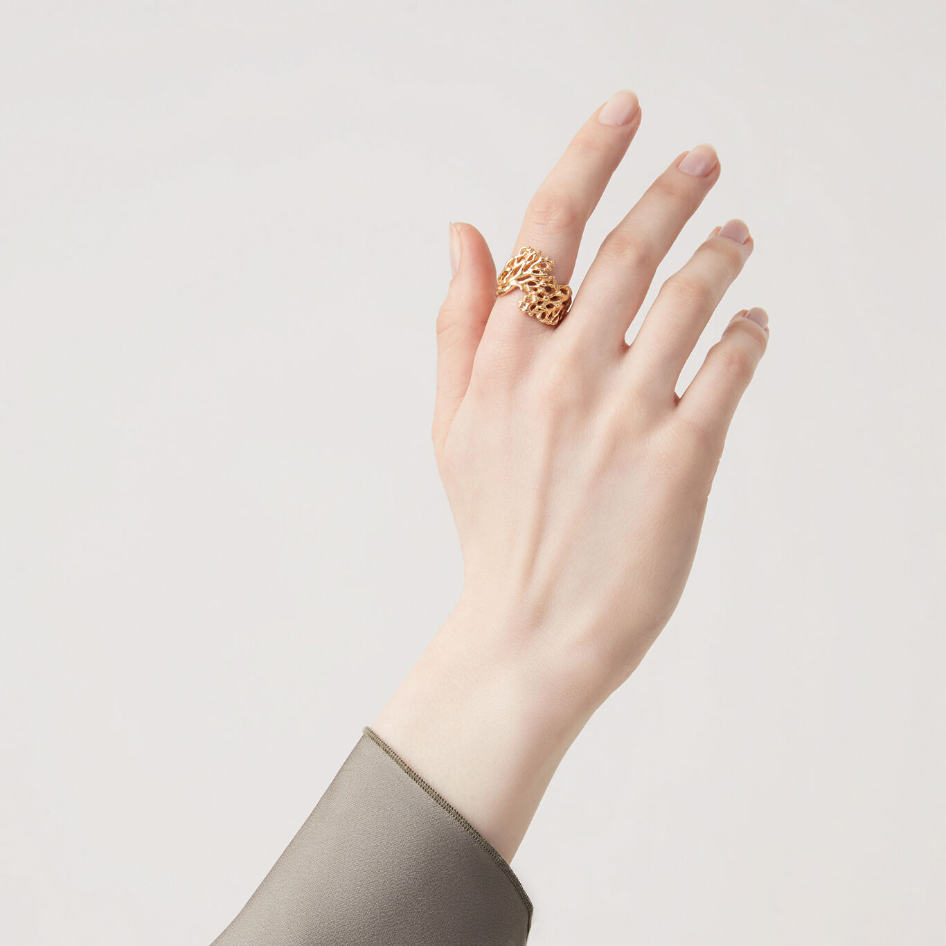 Coral Contrari&eacute; Ring