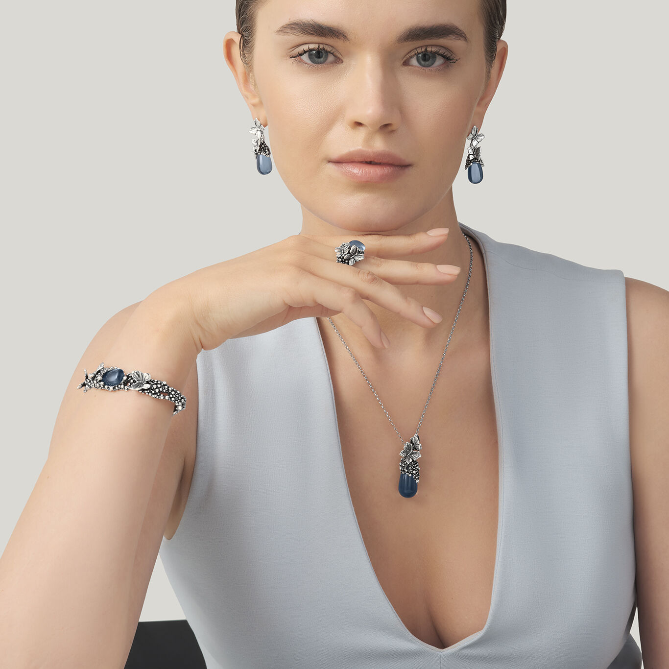 Boucles D'Oreilles Goutte Papillon, Boucles d'oreilles en argent massif et cristaux bleus_image number 2_Giovanni Raspini