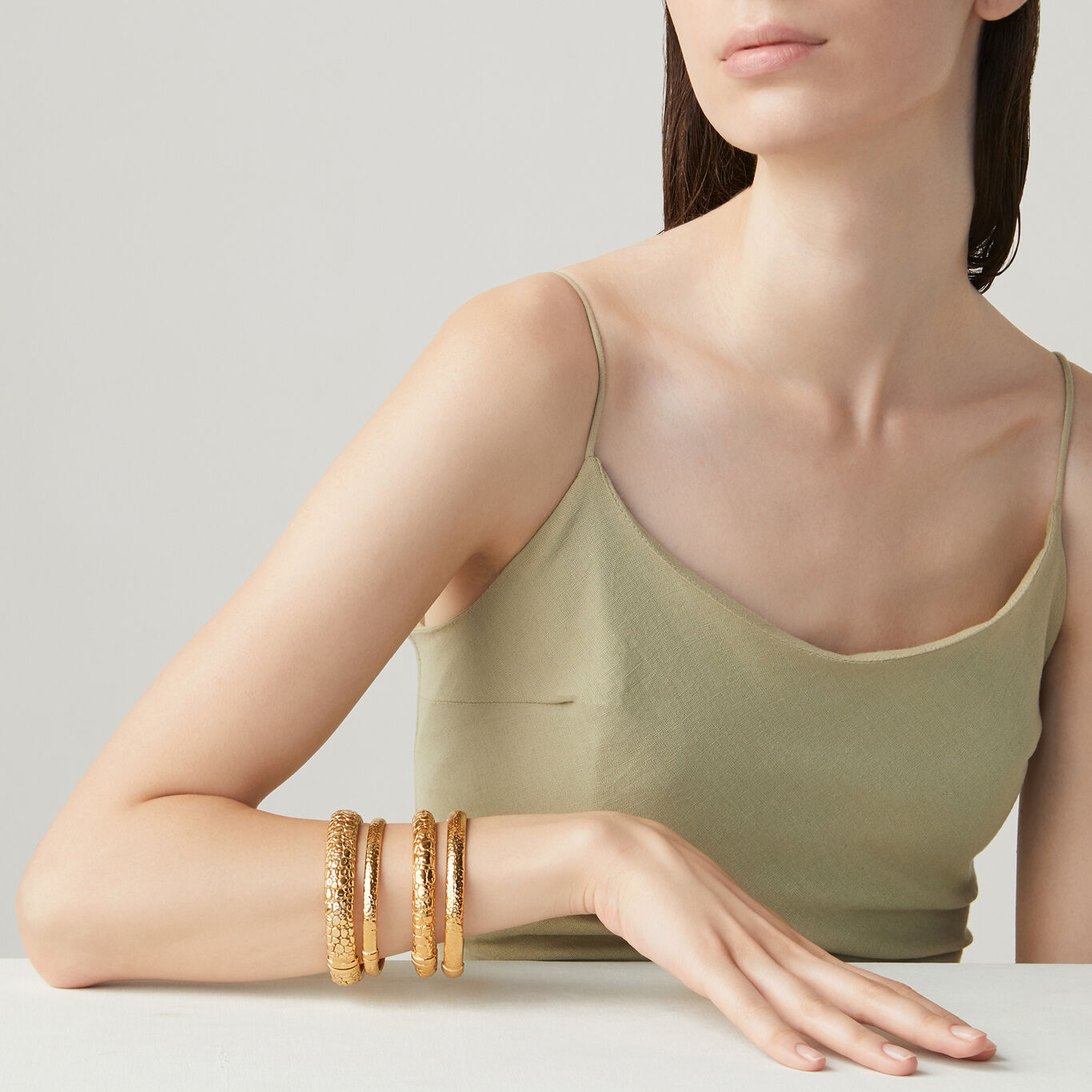 Bracelet Moon Rock, moyen mod&egrave;le, Bracelet rigide en argent massif plaqu&eacute; or 18k_image number 4_Giovanni Raspini