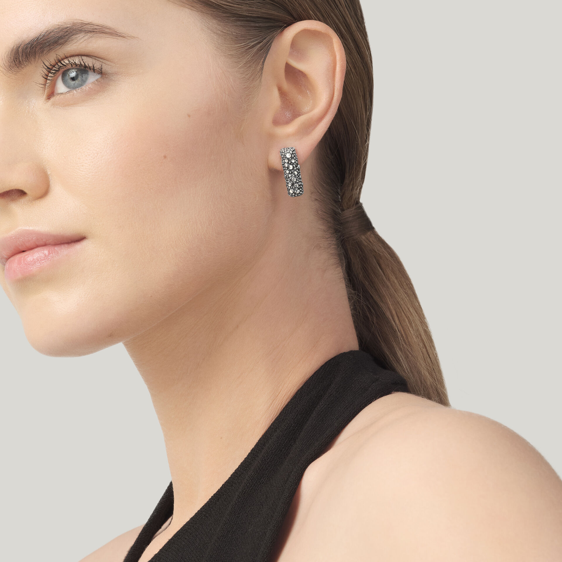 Petit Perlage Small Earrings image number 1