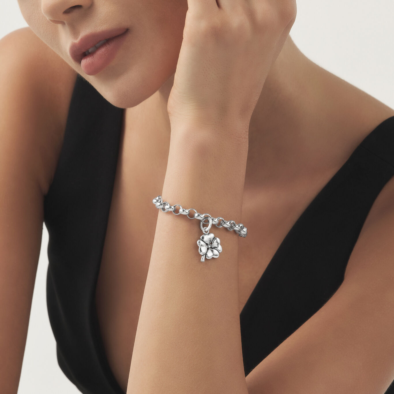 Medium Four-Leaf Clover Charm, Charm in Sterling Silver_image number 1_Giovanni Raspini