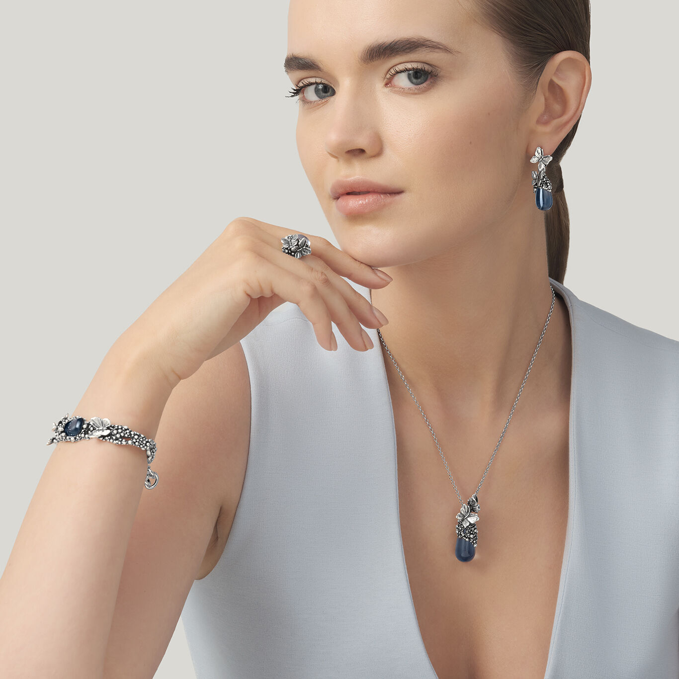 Pendente Goccia Farfalle, Collana in Argento 925 e cristallo blu_image number 2_Giovanni Raspini