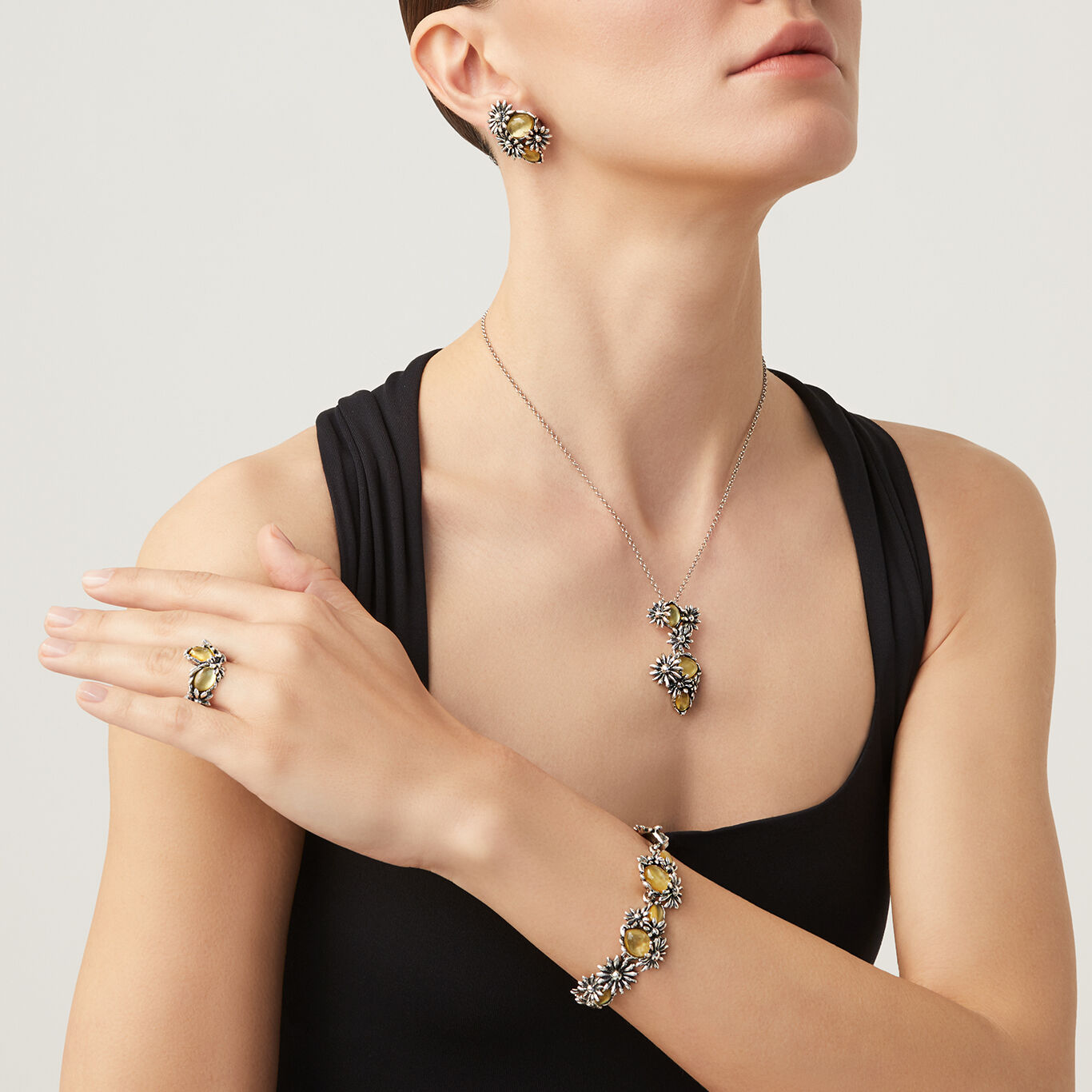 Yellow Daisy Bracelet, Bracelet in Sterling Silver, mother of pearl and rock crystal_image number 2_Giovanni Raspini