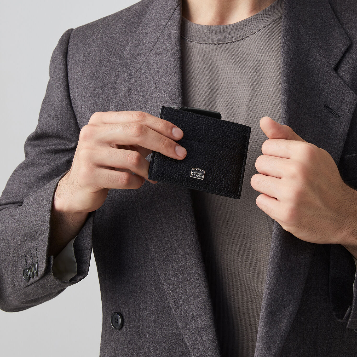 Embossed Leather Card Holder with zip closure, Leather cardholder with iconic sterling silver decoration_image number 4_Giovanni Raspini