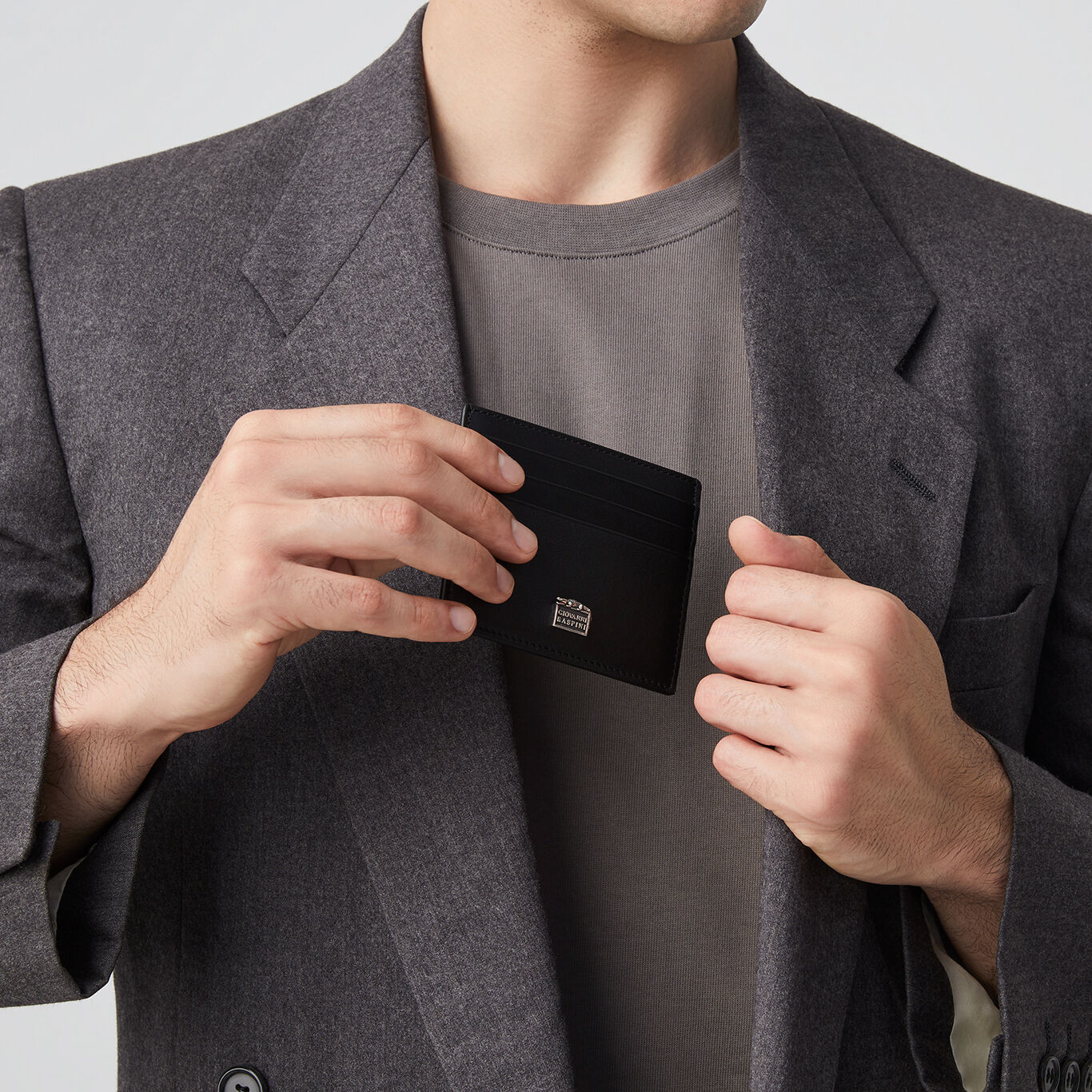 Smooth Leather Card Holder, Leather cardholder with iconic sterling silver decoration_image number 4_Giovanni Raspini