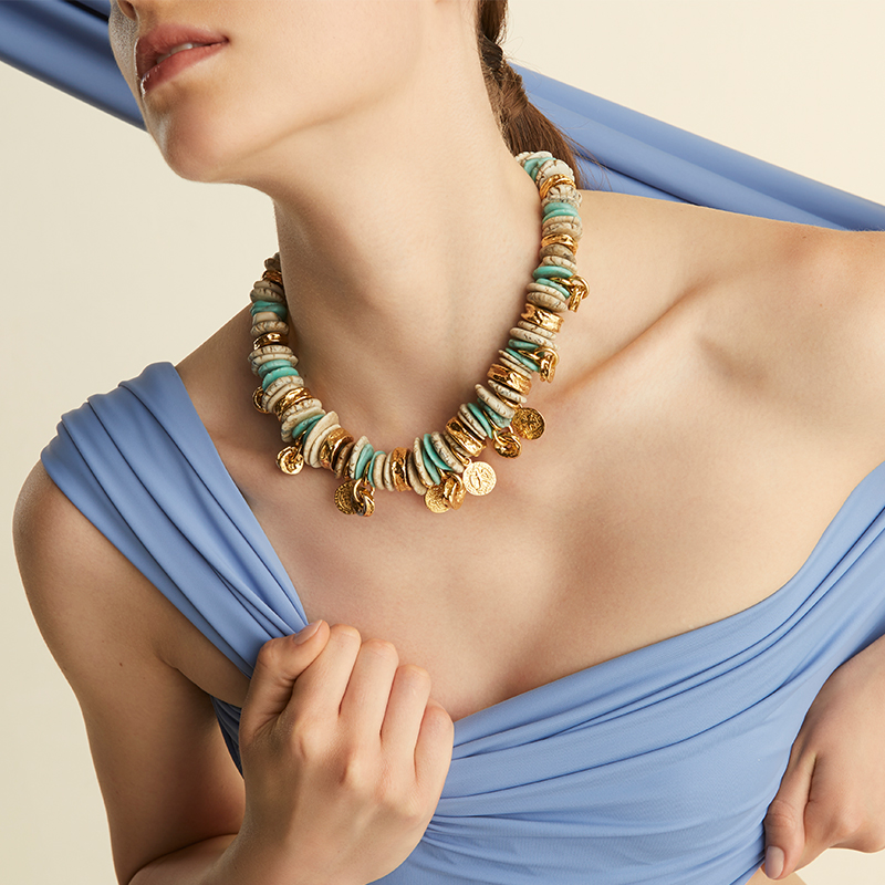 Movement and colours distinguish the jewellery in the Bali Collection
